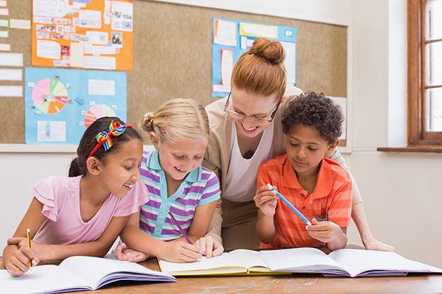 Enseignante en classe avec des élèves de CM1 et/ou CM2