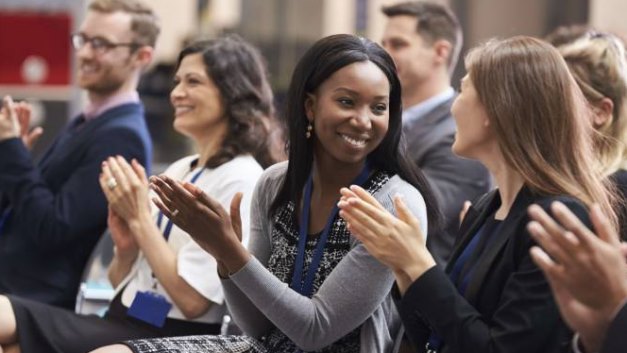 Agents de la fonction publique réunis avec le sourire