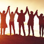 Des fonctionnaires main dans la main symbolisant le mutualisme GMF