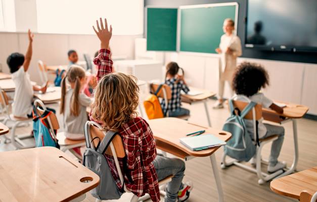 Classe d'enfants écoutant leur maîtresse
