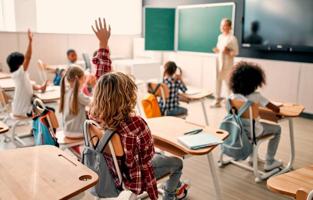 Classe d'enfants écoutant leur maîtresse