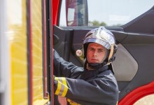 Pompier en intervention monte dans son camion