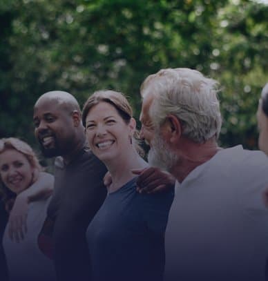 Sociétaires heureux rassemblés dans un parc