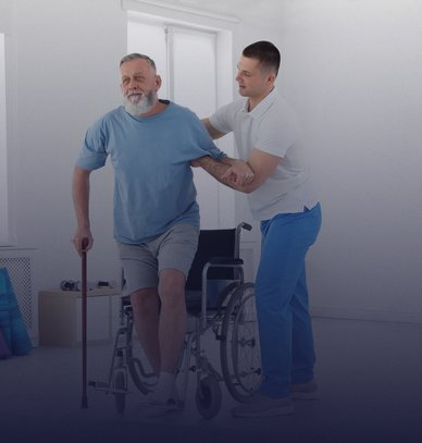 Physiothérapeute et son patient âgé en séance de rééducation