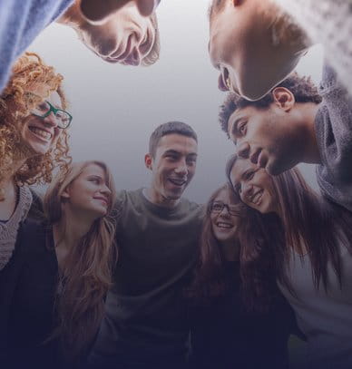 Groupe d'amis de toutes origines formant cercle