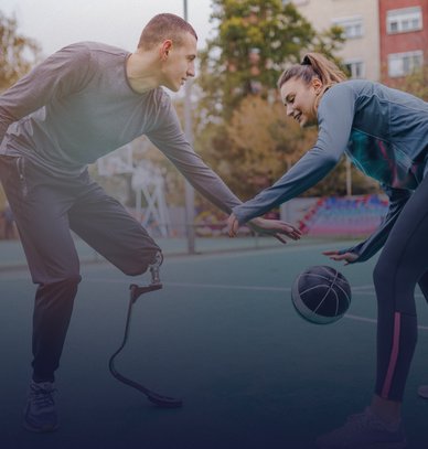 Jeune homme avec une prothèse de jambe joue au basket