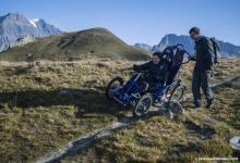 personne handicapée en fauteuil tout terrain.