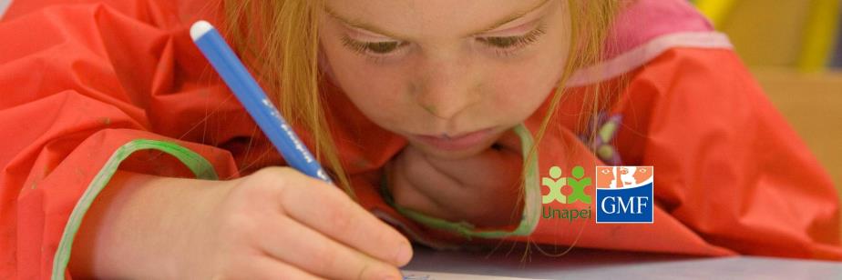 Jeune fille en situation de handicap en train de dessiner