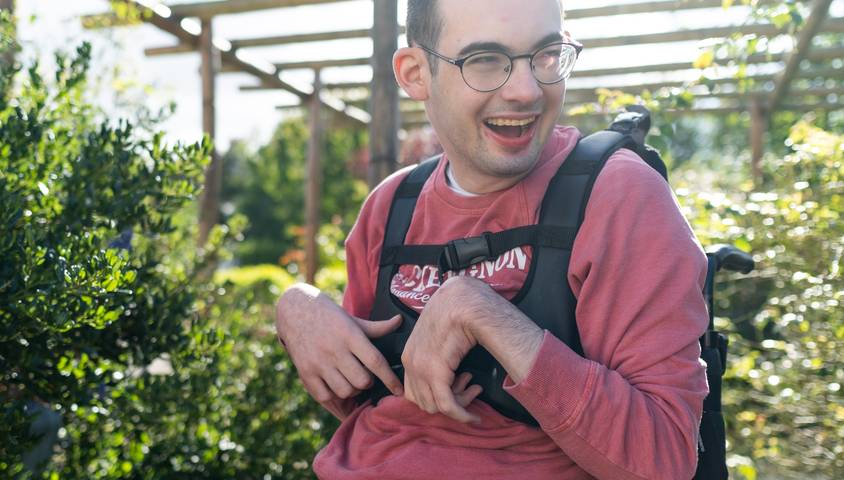 Jeune homme en situation de handicap dans un fauteuil. crédit © Audrey Guyon