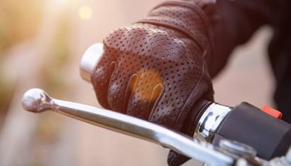 Gants de protection de motard sur une moto