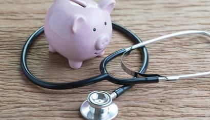 tirelire en forme de cochon et stethoscope