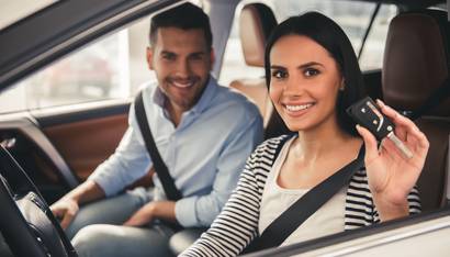 Couple dans une voiture en location longue durée