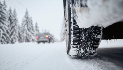 Pneus neige sur route de montagne enneigée