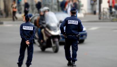 Policier en train de suspendre un permis de conduite suite à une infraction du code de la route