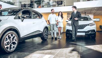 Couple qui achète un véhicule neuf couvert par l'assurance auto GMF