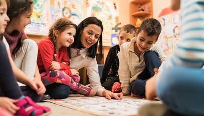Enseignante qui pratique l’éducation inclusive