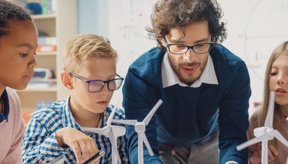 Un professeur et son élève en classe