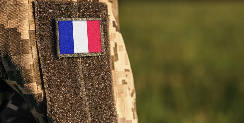 Un militaire un gendarme et une policière en uniforme