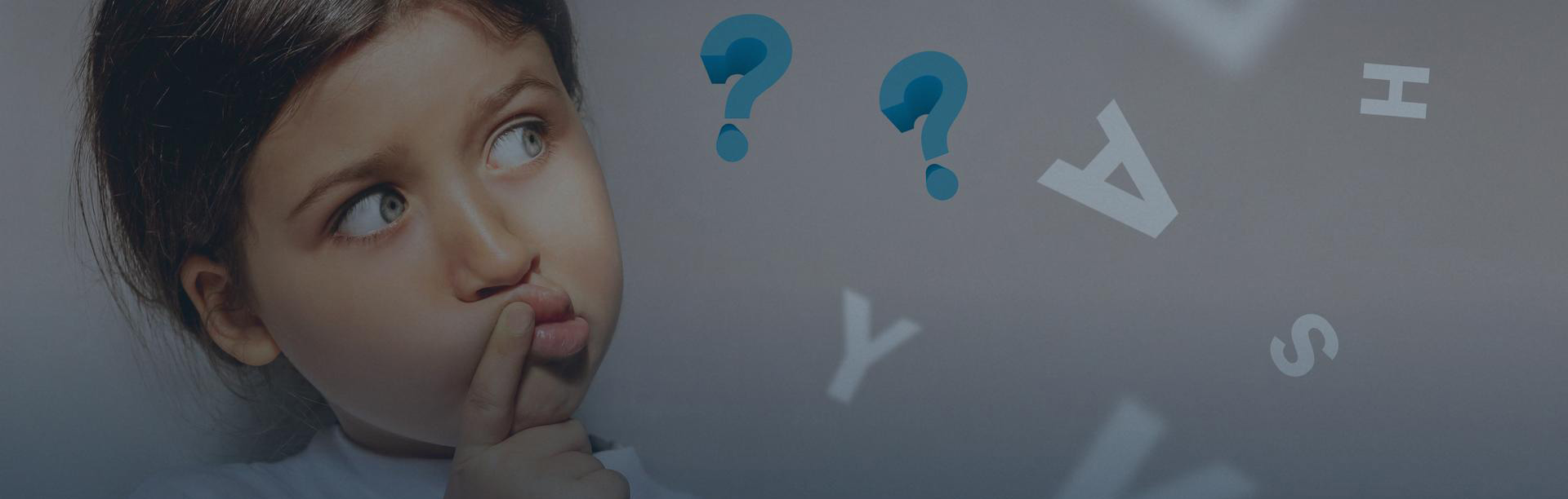 Enfant qui s'interroge devant des lettres