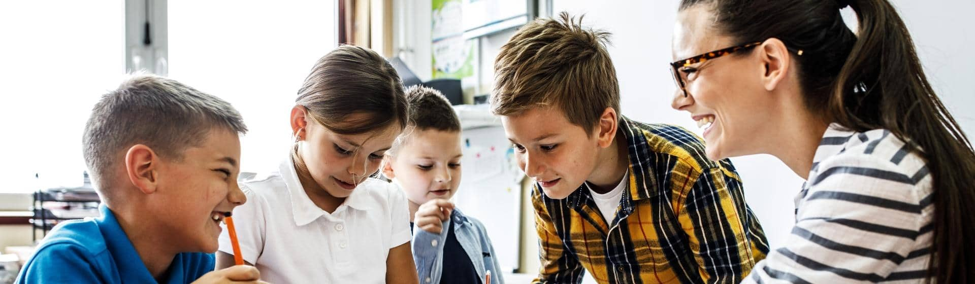 Gruppe Kinder macht Hausaufgaben in Ganztagsschule