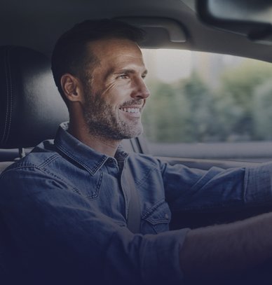 Homme au volant de sa voiture assuré avec l'assurance auto GMF