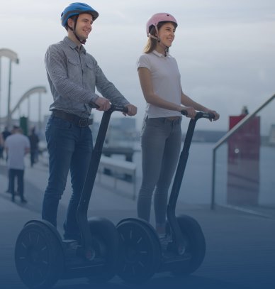 Personnes se promenant sur un gyropode