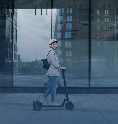 Personne roulant sur une trottinette électrique