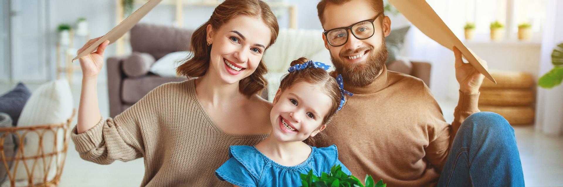 Couple avec leur fille souriant