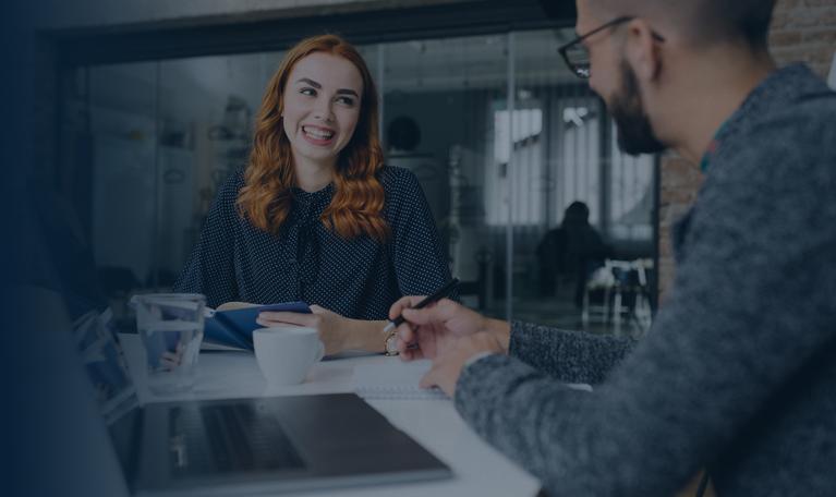 Jeune femme satisfaite de réaliser librement ses projets personnels avec le Prêt Perso GMF