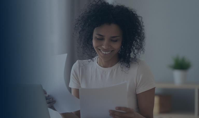 Jeune femme souriante a choisi le Prêt travaux GMF