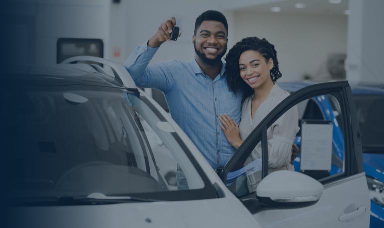 Jeune couple a acheté une voiture grâce au prêt auto GMF