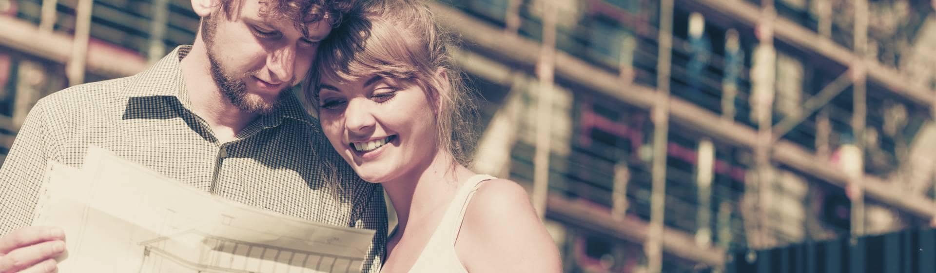 Jeune couple va réaliser un devis assurance emprunteur GMF pour leur projet immobilier