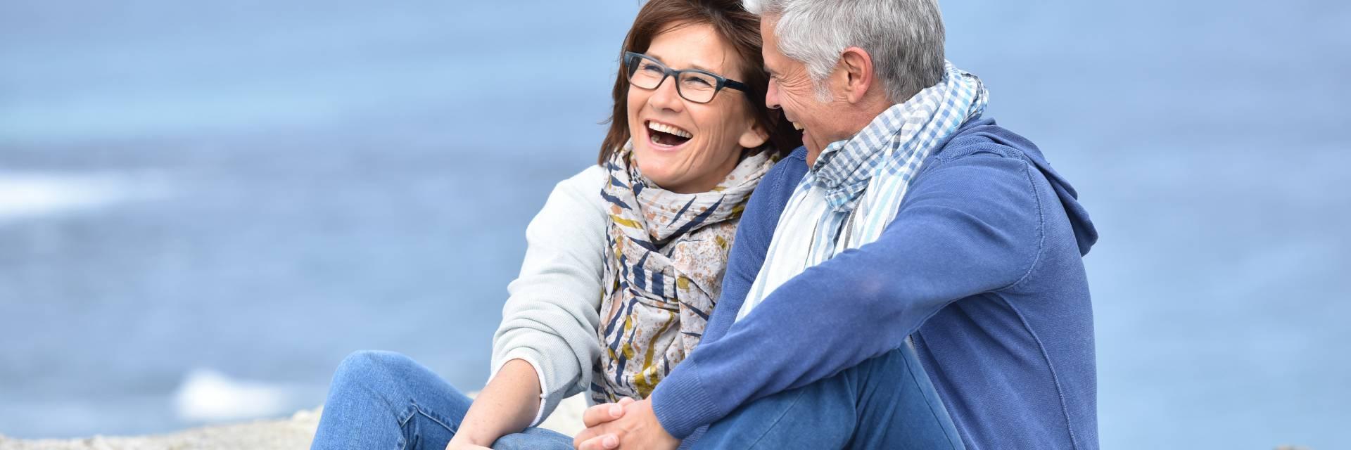 Couple de retraités avec le sourire