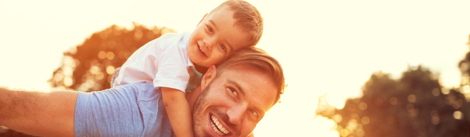 Un homme et son fils souriants et sereins face aux accidents de la vie