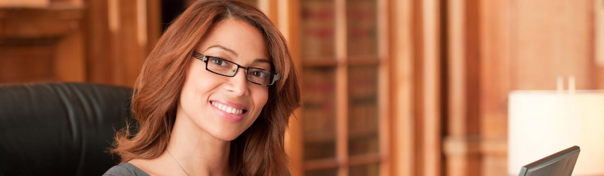 Femme souriante en train de réaliser un devis assurance protection juridique en ligne