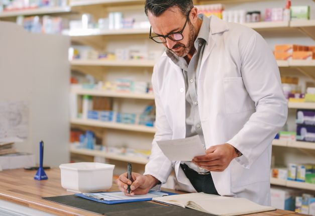 Pharmacien avec une ordonnance prise en charge par la complémentaire santé GMF