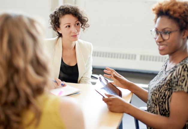 3 jeunes femmes en réunion, couvertes par l'assurance complémentaire d'entreprise