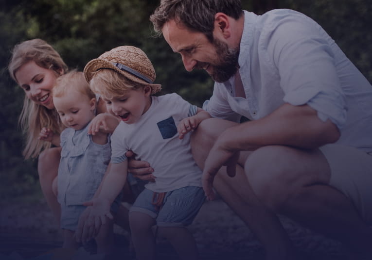 Famille avec 2 enfants a choisi l'assurance santé GMF à budget maîtrisé