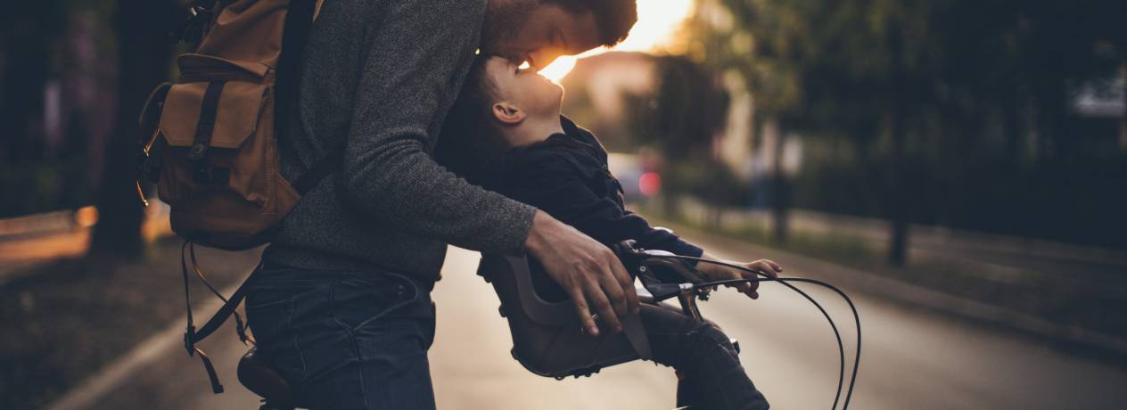 Jeune homme prend soin de son enfant avec l'assurance complémentaire santé