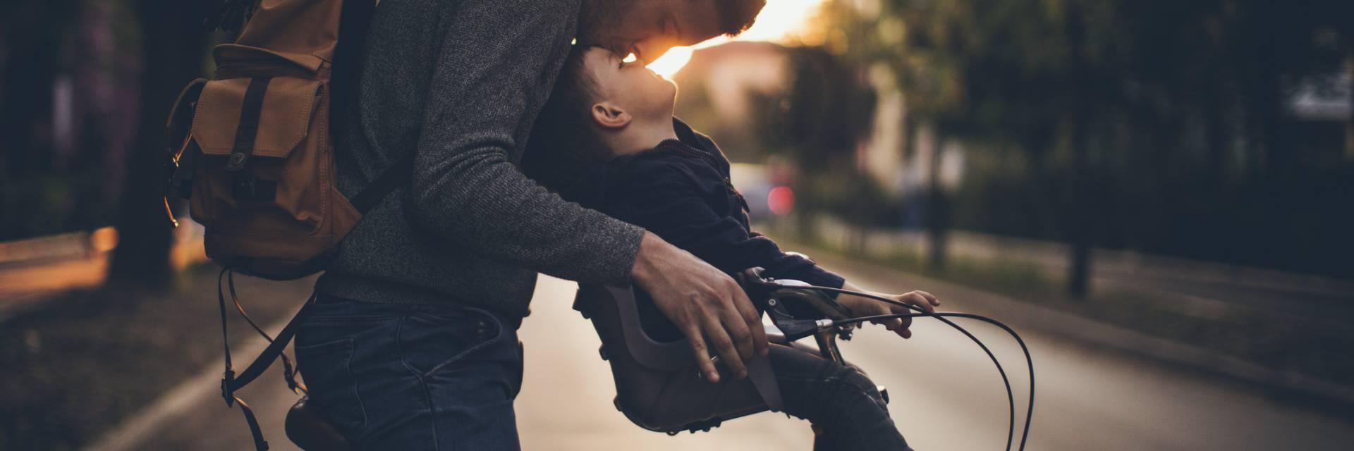 Jeune homme prend soin de son enfant avec l'assurance complémentaire santé