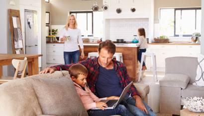 Une famille réunie dans le salon de leur maison a choisi GMF pour être à ses côtés en cas de sinistre