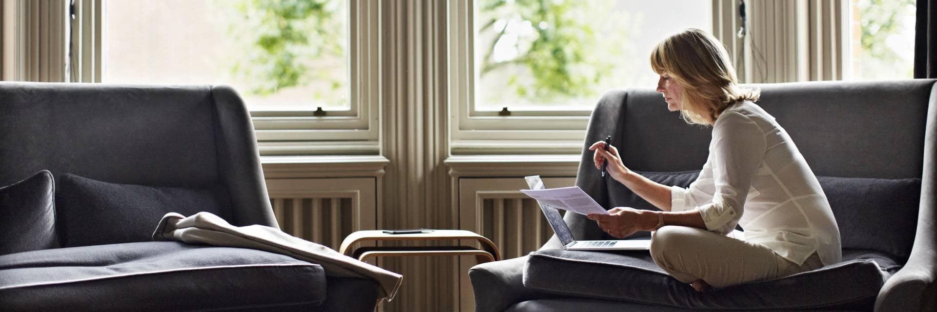 Femme assurée GMF en train de déclarer un sinistre habitation