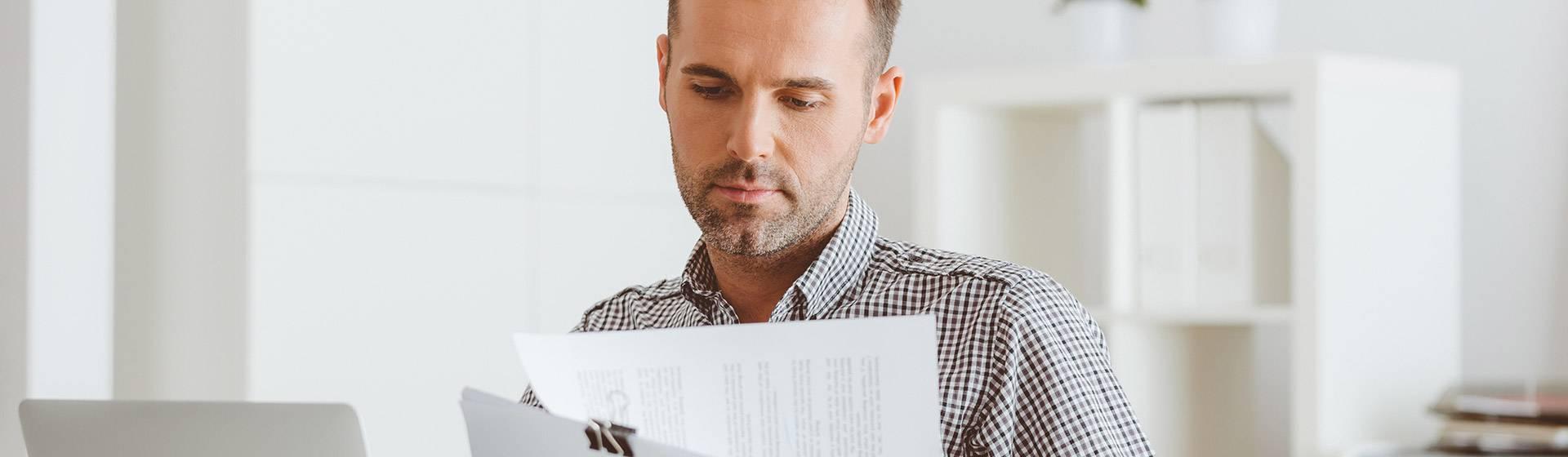 Un homme s'informe en cas de sinistre