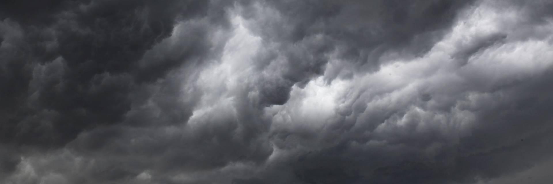 Ciel de tempête lors d'une catastrophe naturelle