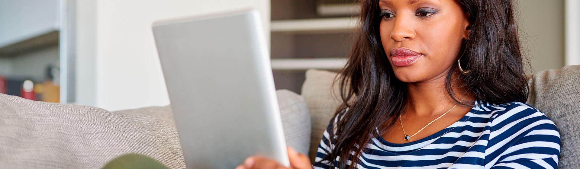 Femme se renseigne sur l'expertise en visio lors d'un Sinistre habitation