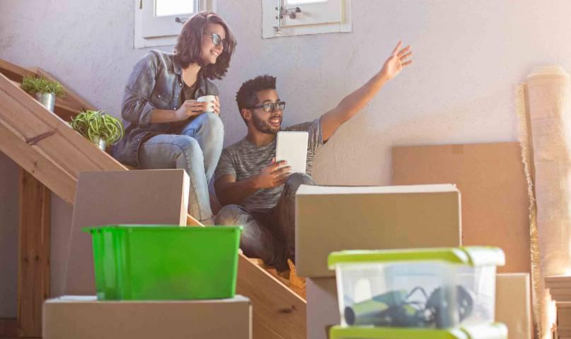 Jeune couple dans un appartement en location