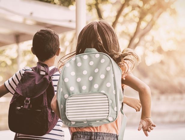 Enfants qui retournent à l'école pour leur rentrée