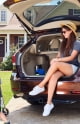 Jeune femme assise dans une voiture