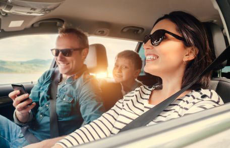 Famille dans une voiture de location
