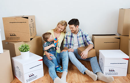 Famille entourée de cartons
